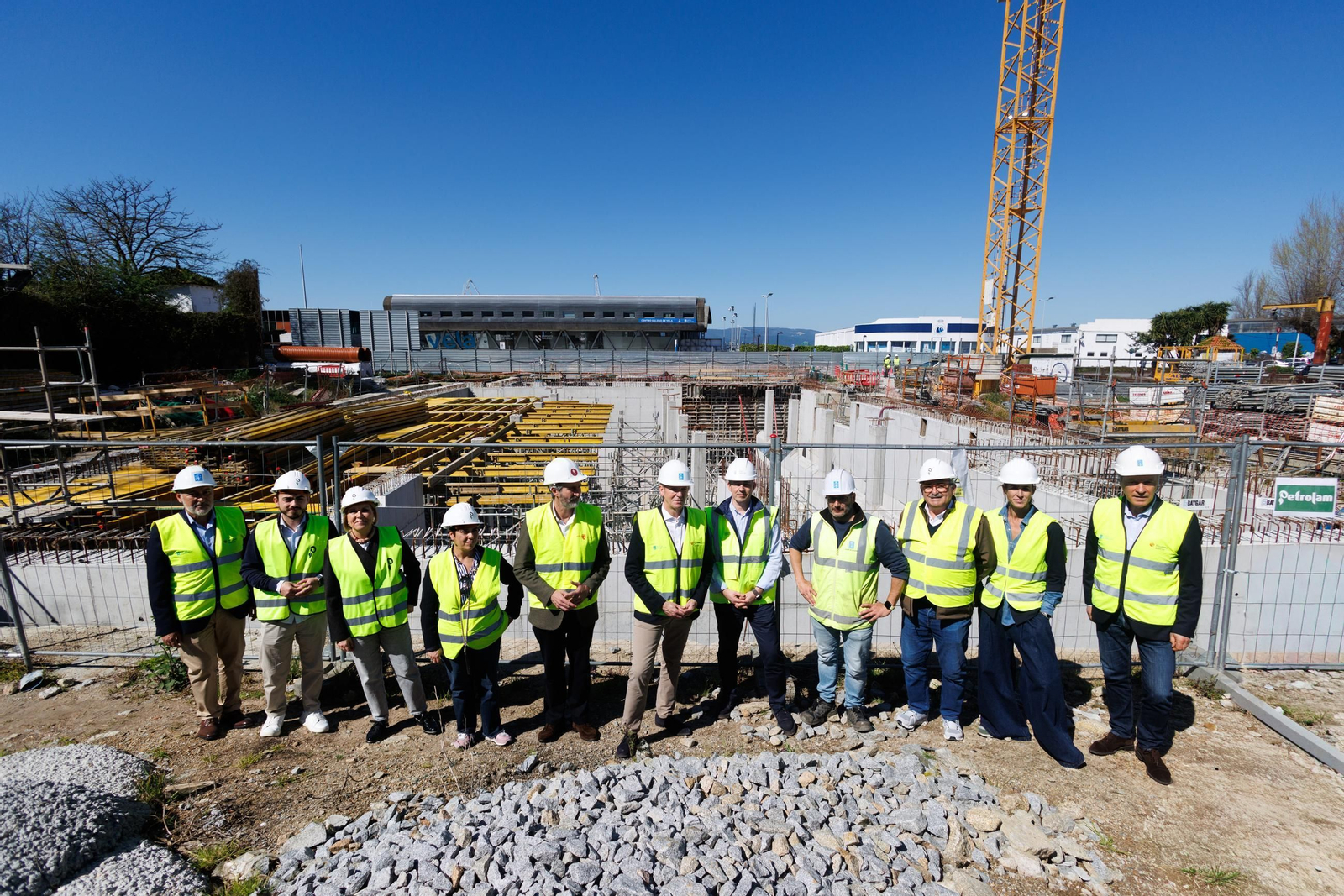 Alfonso Rueda y Alberto Varela con técnicos de Augas de Galicia visitaron la construcción del tanque de tormentas.