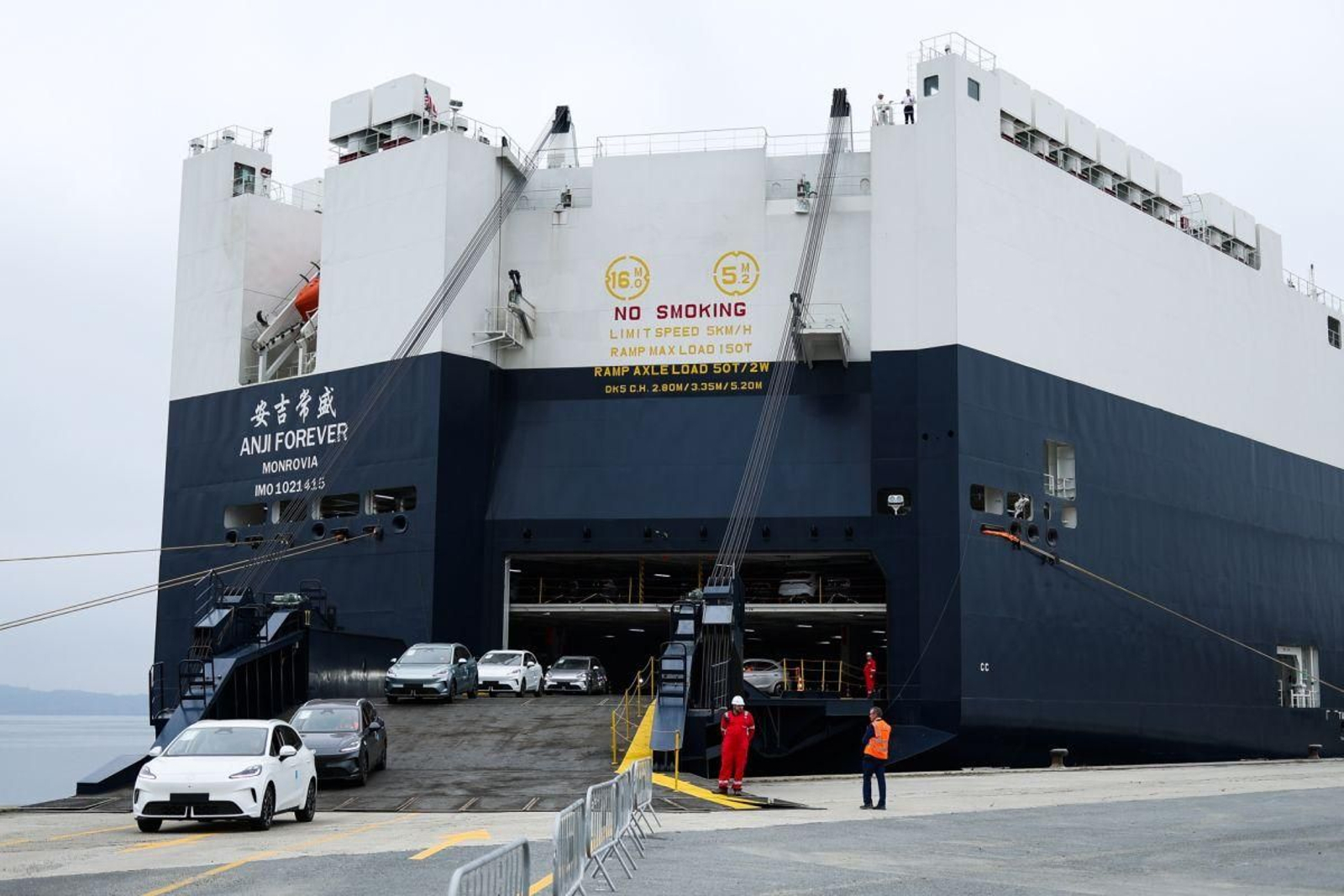 Desembarco de los primeros vehículos de SAIC en Ferrol.