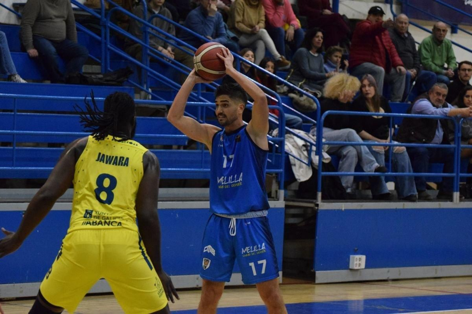 Karamo Jawara, defendiendo a Óscar Alvarado.