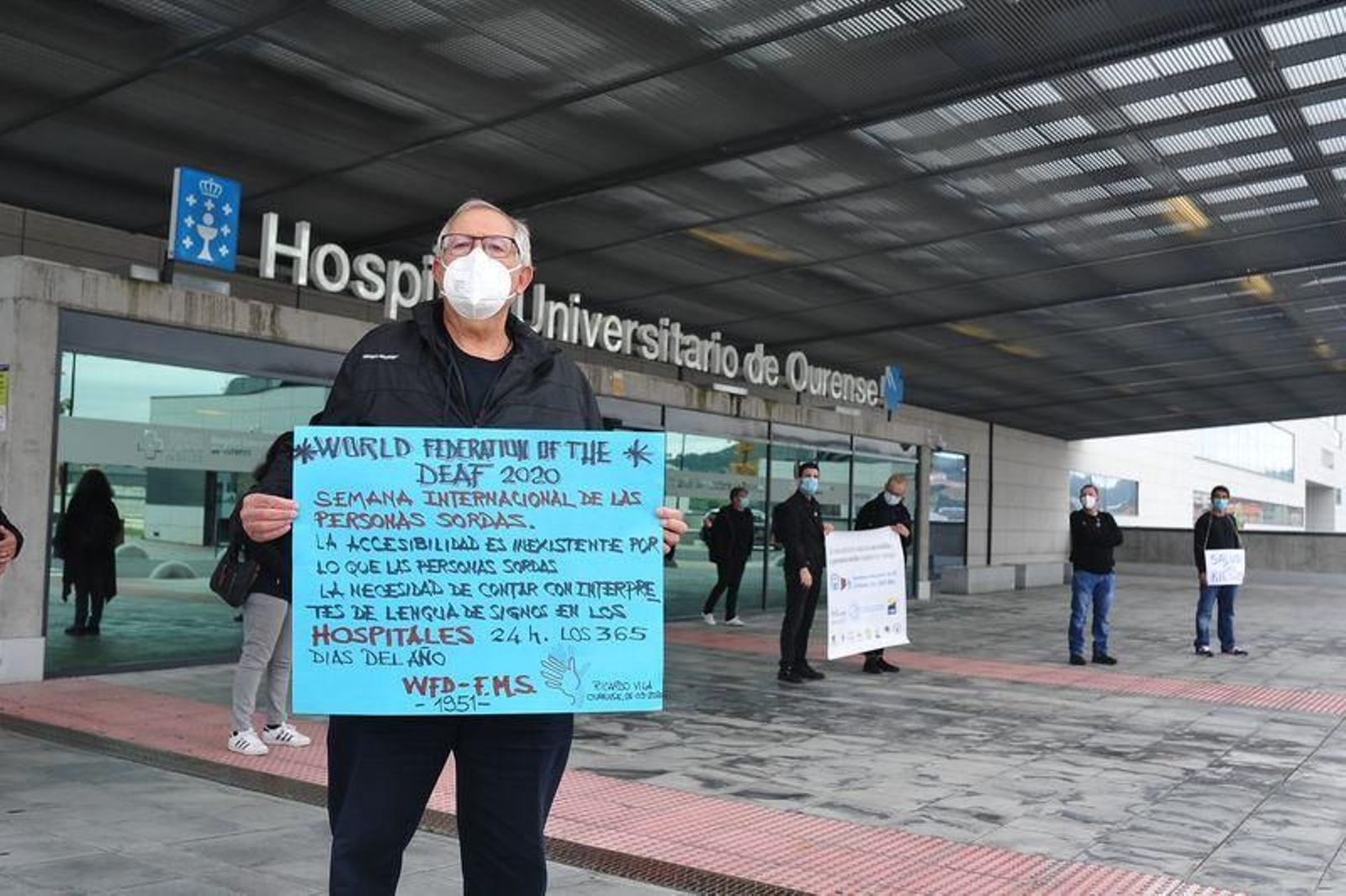 Protesta de miembros del a Asociación de Personas Sordas de Ourense, ayer en el CHUO (JOSÉ PAZ).