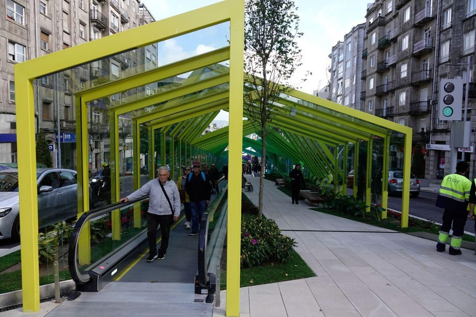 Los primeros usuarios en estrenar ayer las rampas de la Gran Vía.