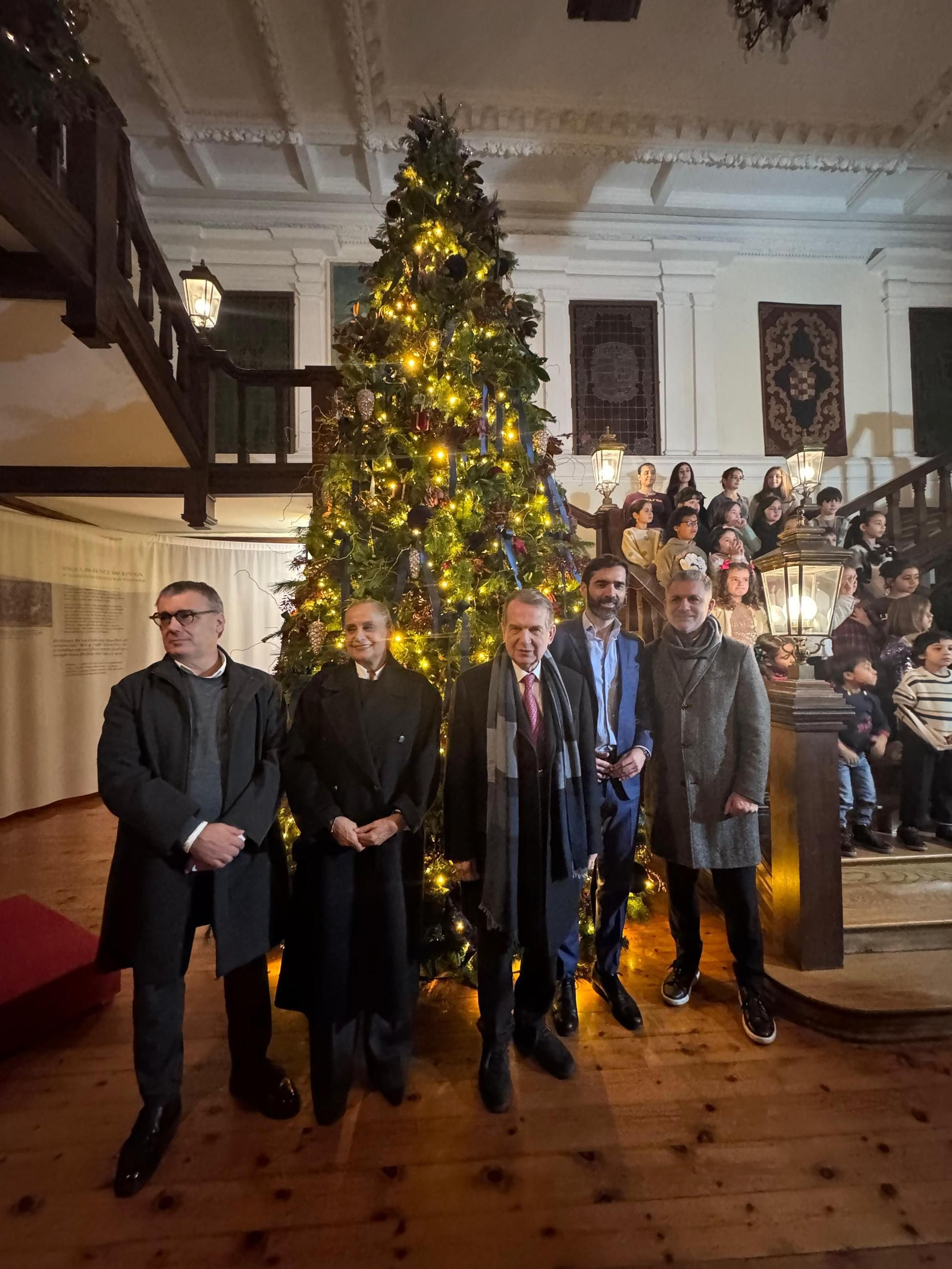 El árbol de Navidad del Pazo, con Abel Caballero, Carmela Silva y concejales.
