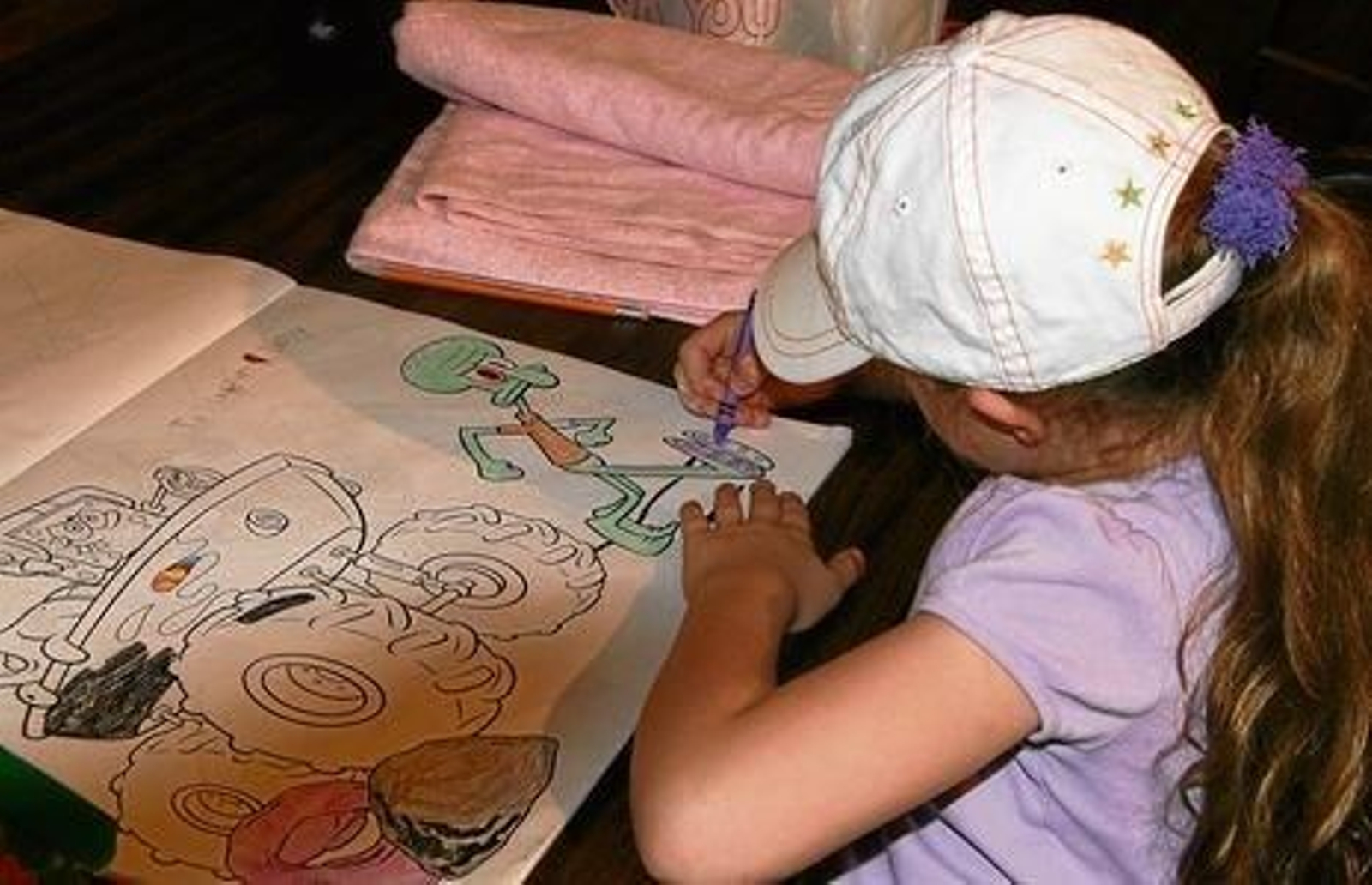 Una niña dibujando.