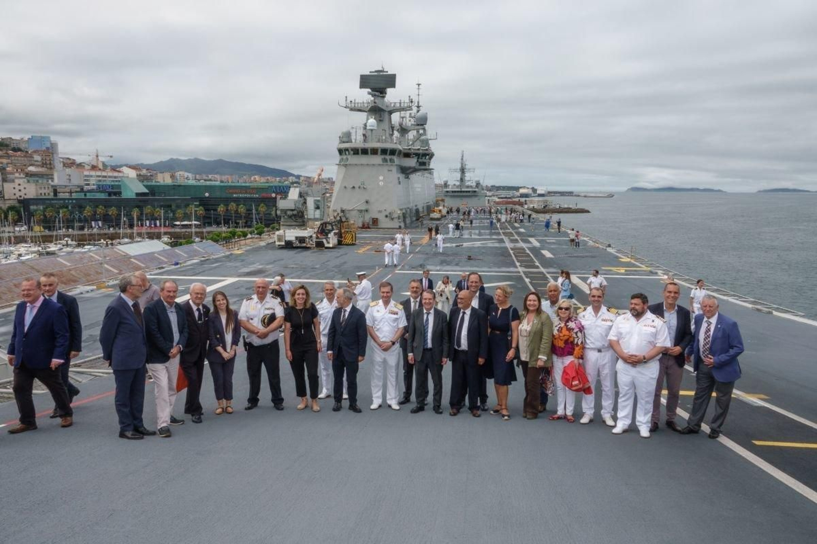 A las visitas de los ciudadanos, se sumaron en una recepción oficial todas las autoridades de la ciudad, que posan en la pista del portaviones “Juan Carlos I”.