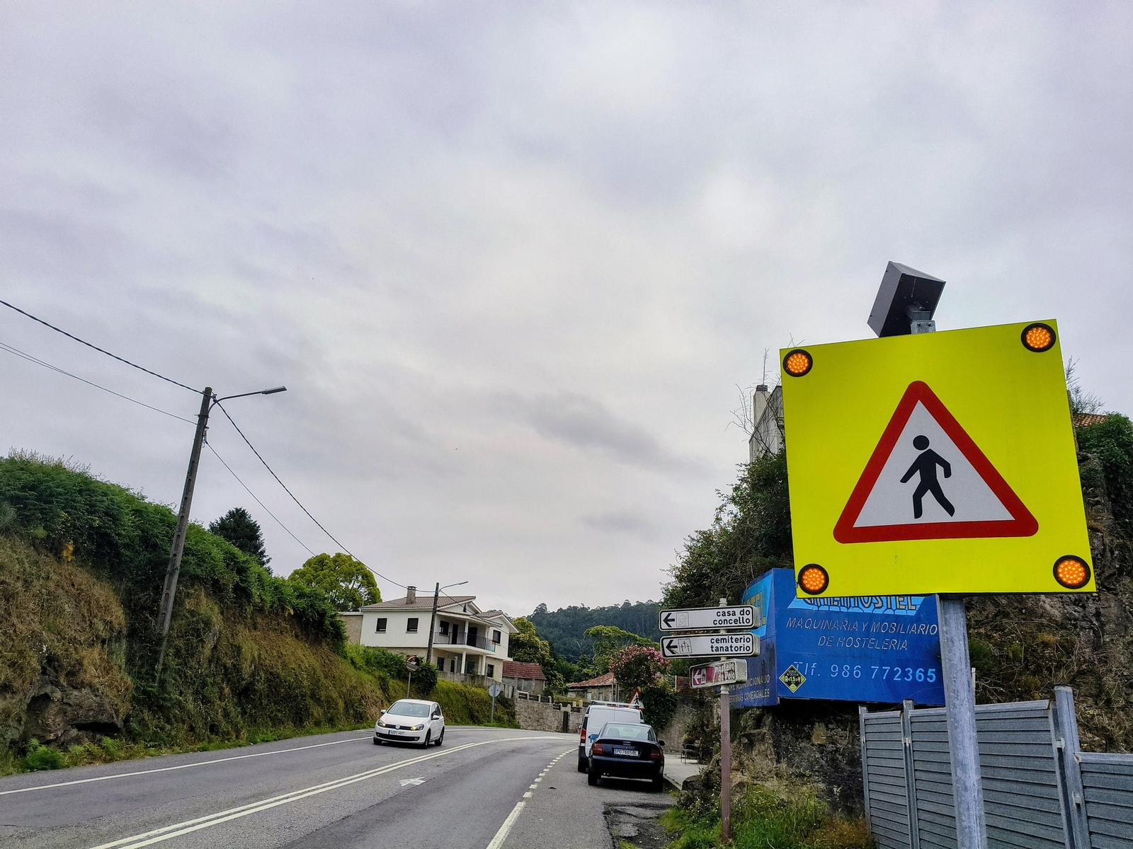 Una de las señales verticales de advertencia de paso de peatones en San Xoán de Poio.