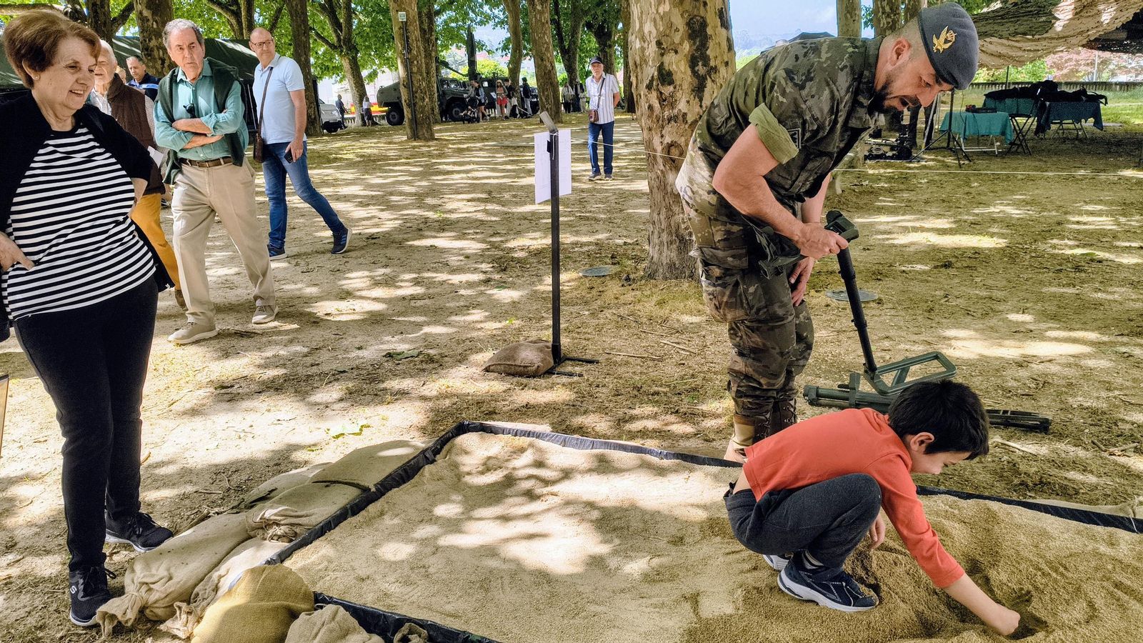 Un niño trata de encontrar el ‘tesoro’ en la simulación de un campo de minas.