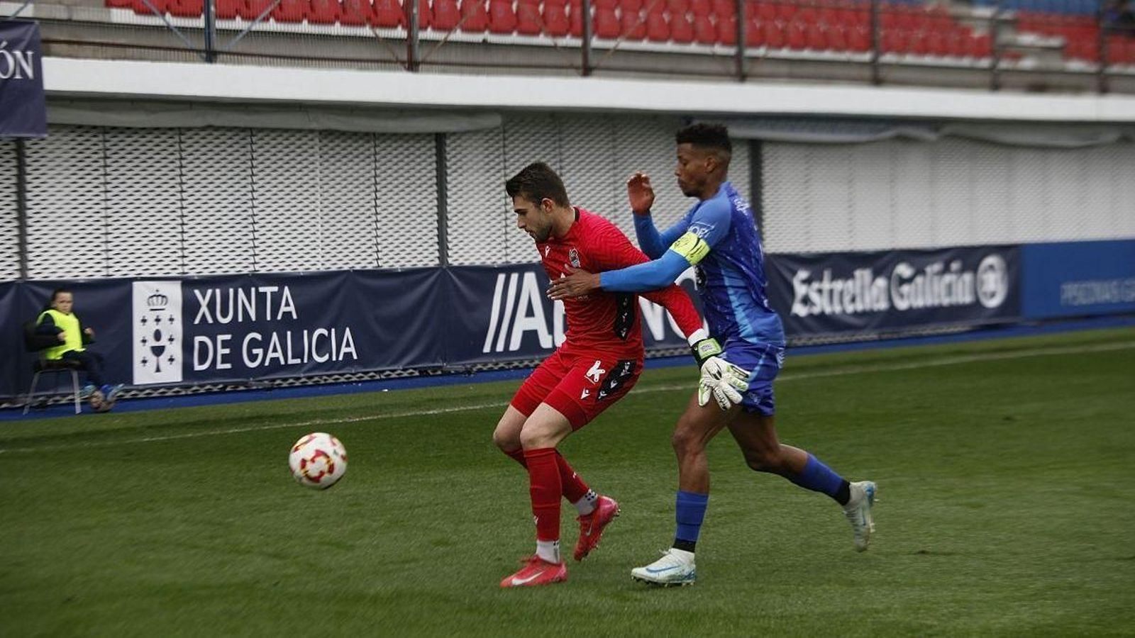 Jerin presiona al meta de la Real Sociedad B Aitor Fraga en un partido.