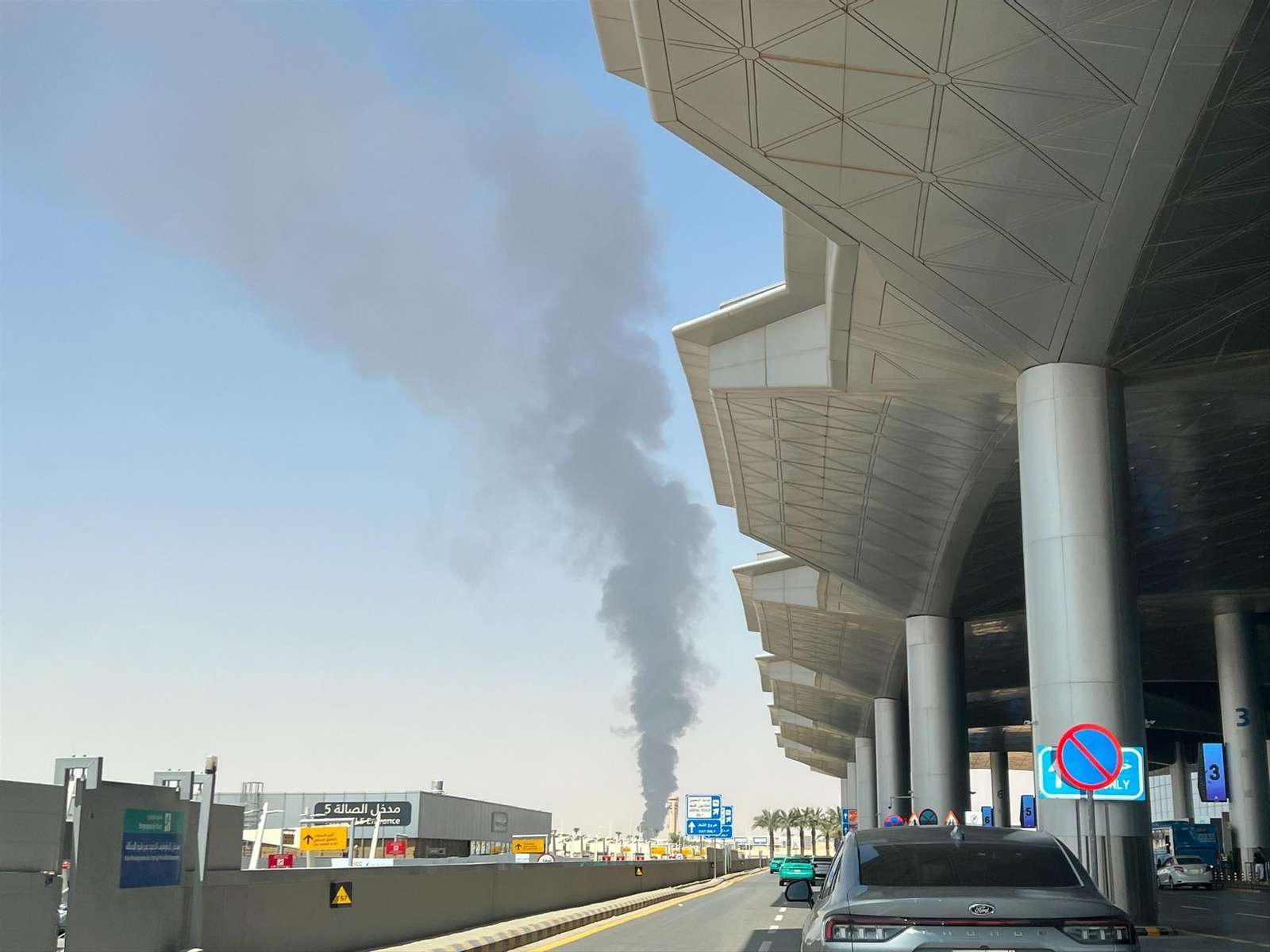 Incendio junto al aeropuerto de Riad, en Arabia Saudí