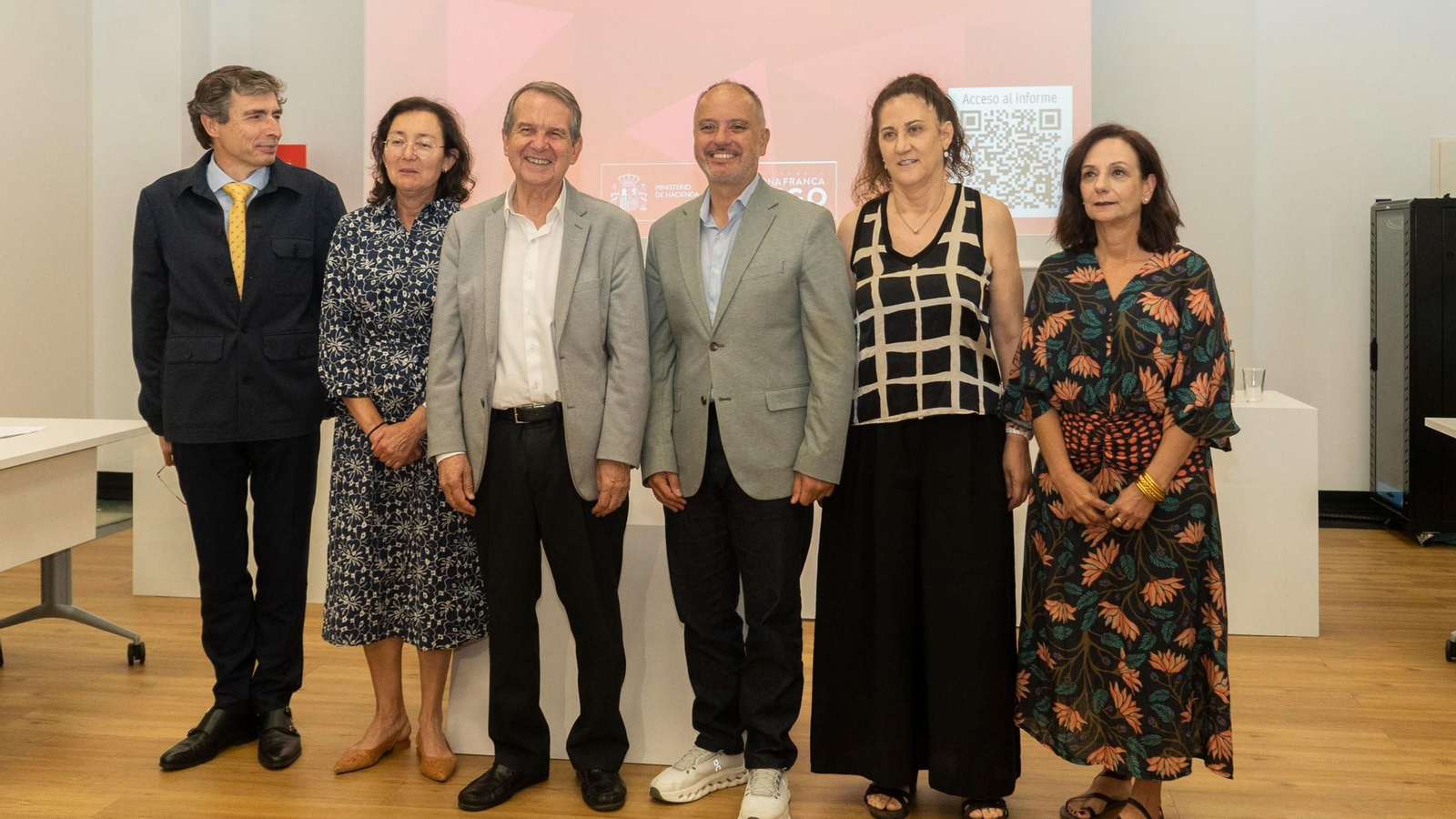 Eduardo Giménez, Silvia Ruiz, David Regades, Abel Caballero, Raquel Arévalo y Susana Lama, ayer en la presentación del Informe Ardán, de Zona Franca.