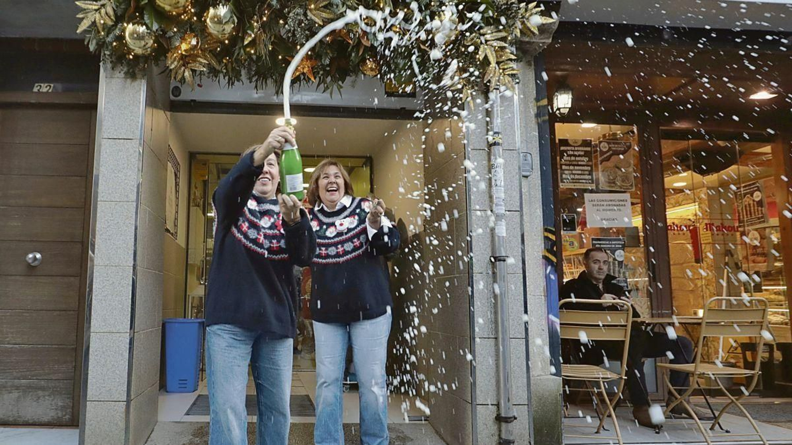 Las loteras de Pontevedra descorcharon una botella de champán.