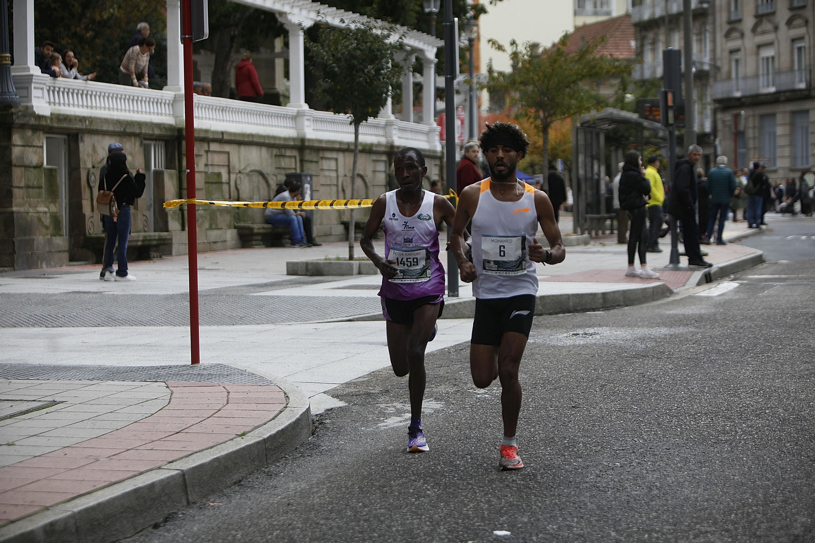 El Ghazouany, ganador de la San Martiño 2023, a la derecha, y el segundo clasificado, Peter Kariuki, a la izquierda,