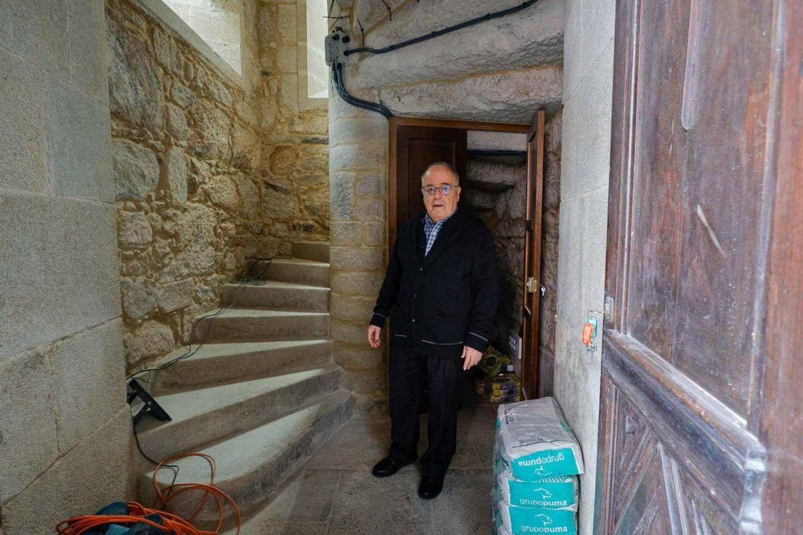 José Antonio Marzoa, párroco de Santiago de Vigo, muestra el lugar donde se instalará la recepción de peregrinos.