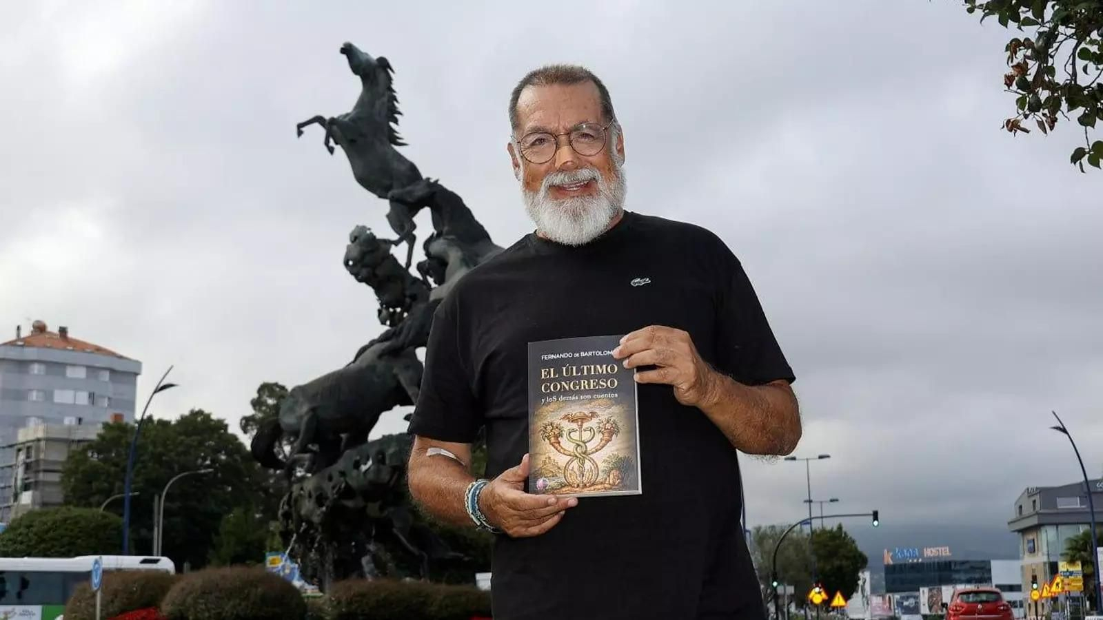 Bartolomé, uno de los organizadores del simposio, y una de sus obras sobre el Conde de Gondomar.