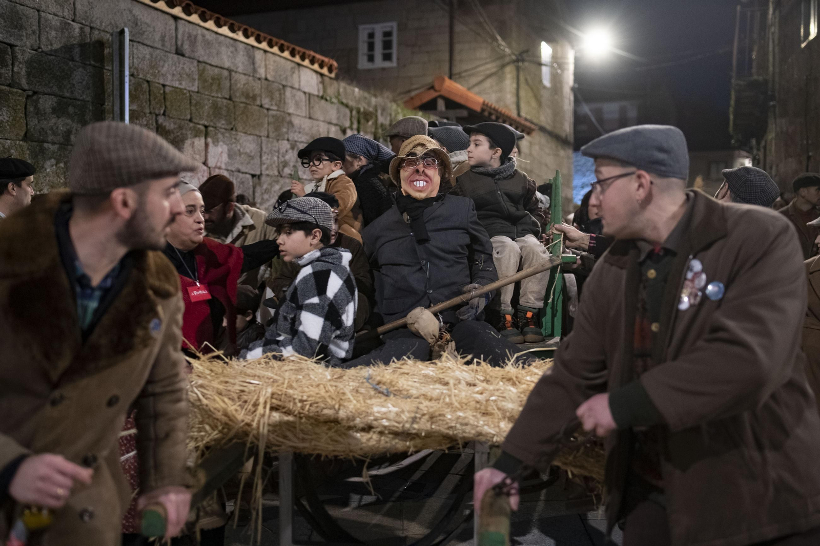 El sonido de gaitas y tambores marcó el ritmo del desfile por el Barrio de Abaixo.