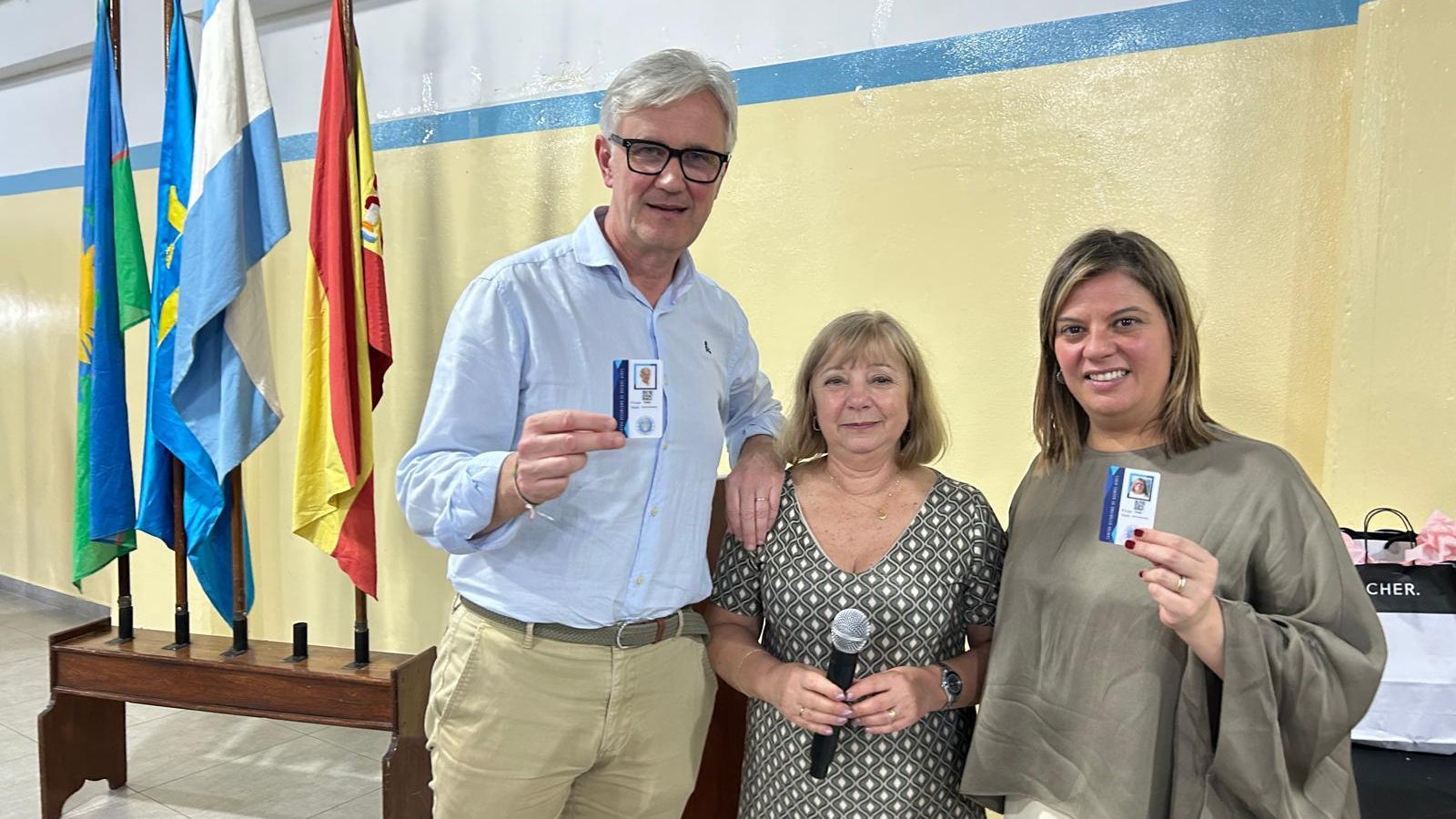 Marcos Niño y Gimena Llamedo reciben el carnet de socios de manos de Pilar Simón