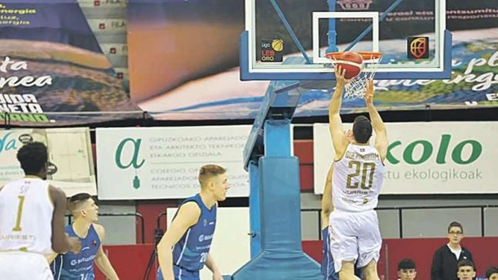 Buckingham trata de anotar una canasta ante el Gizpuzkoa.