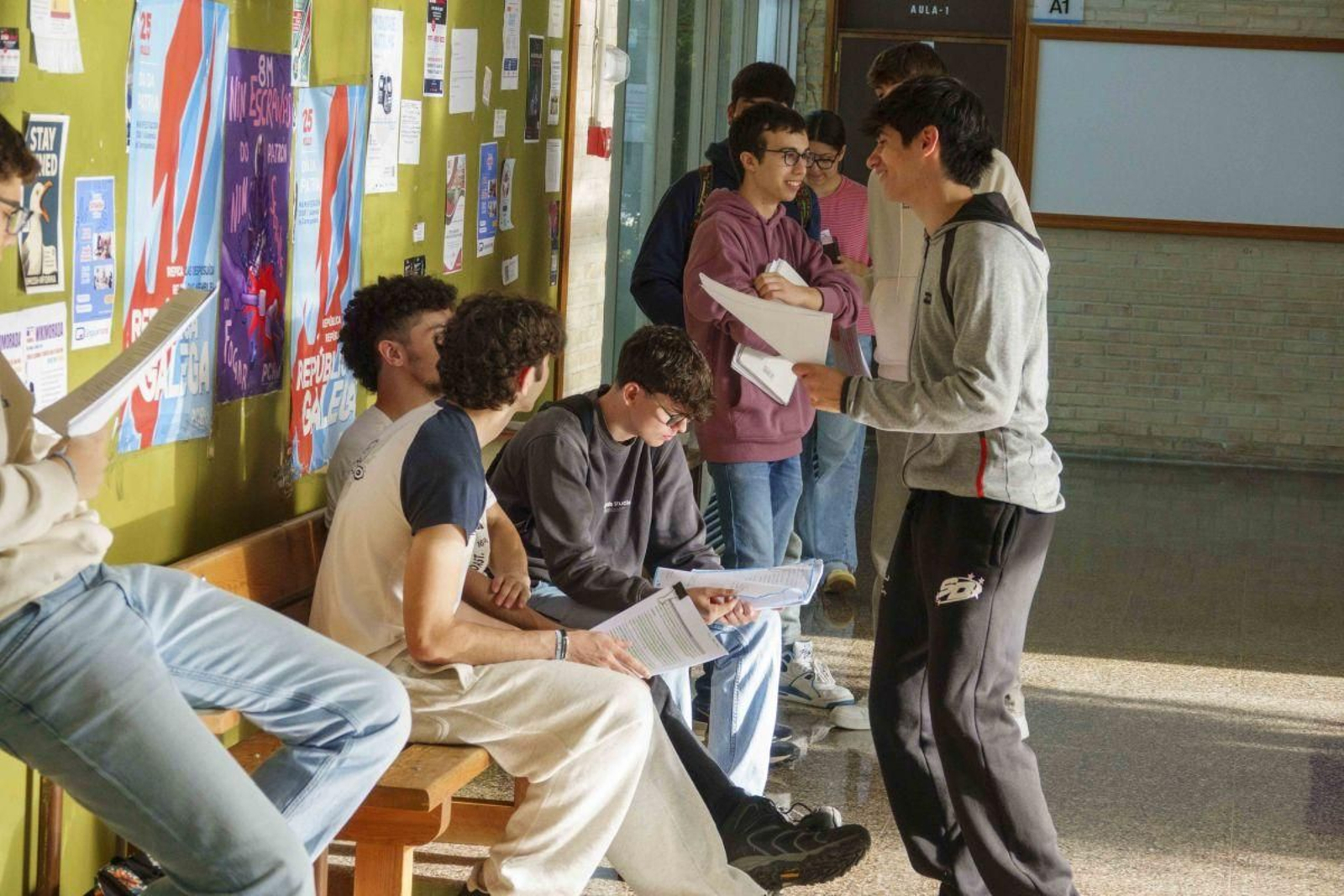 Estudiantes realizan el último repaso antes de entrar a los exámenes de la PAU