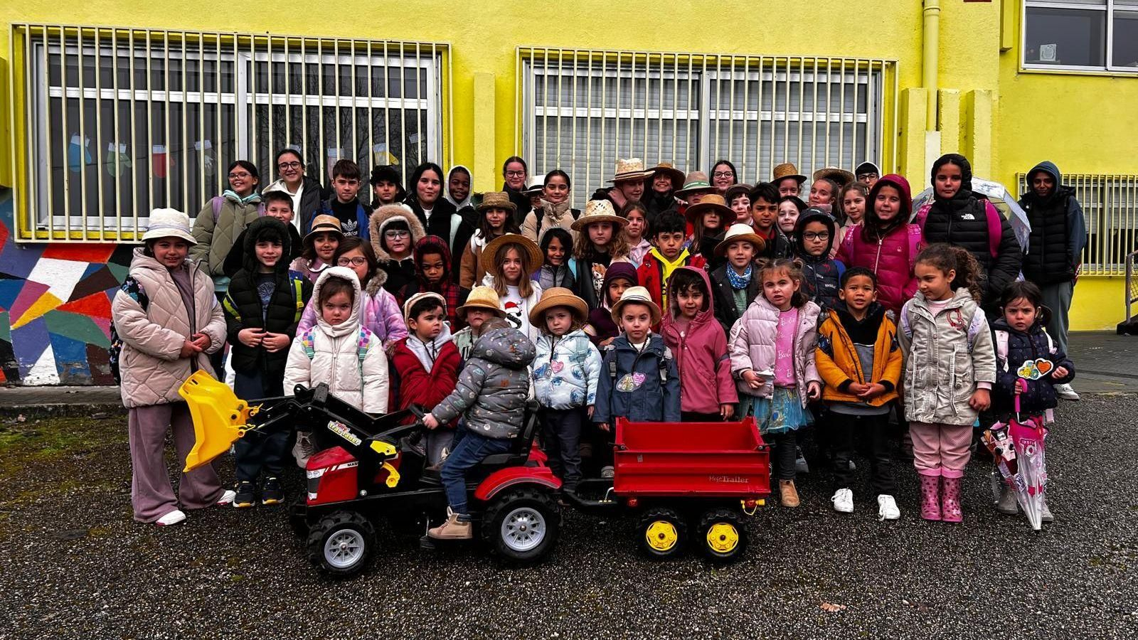 Los niños y niñas del CEIP de Maceda muestran sus solidaridad con las reclamaciones