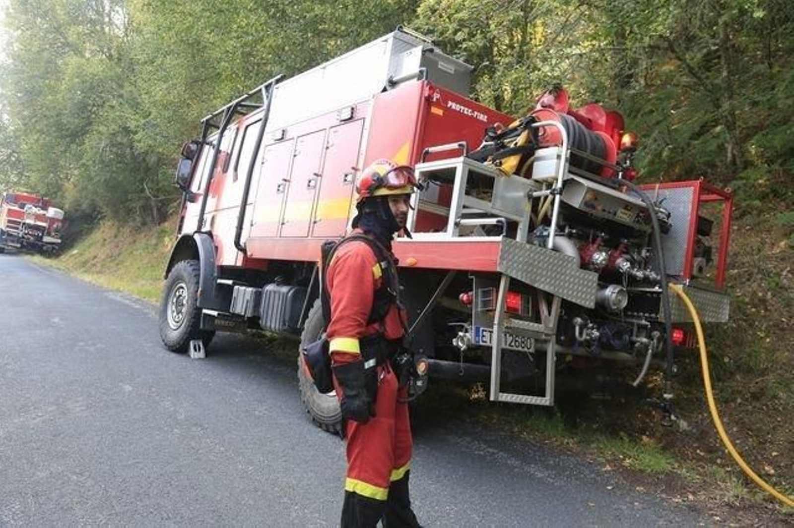 La UME, durante las labores de extinción de un incendio en Castro Caldelas el pasado verano.