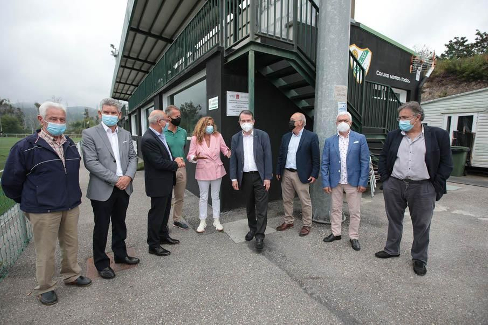 Directivos del Coruxo junto al concejal, el alcalde y la presidenta de la Deputación ayer en Fragoselo.

DAVID FERNÁNDEZ