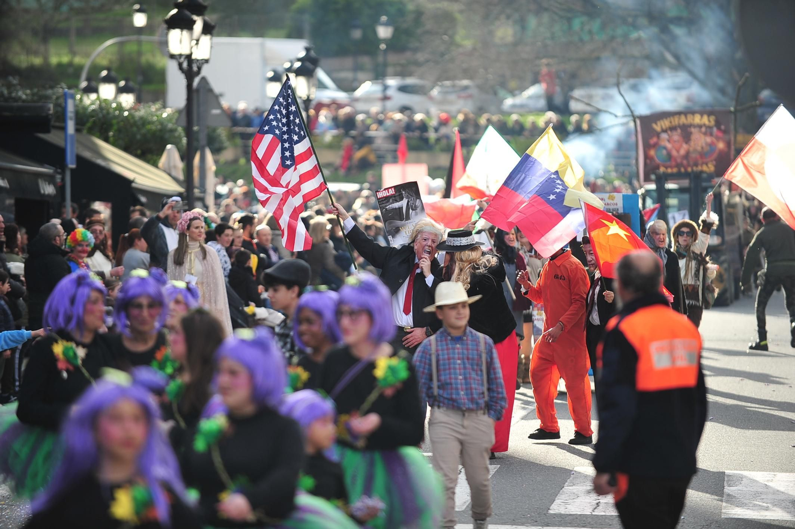 Galería | Color y retranca se pasean por las calles de A Valenzá durante su Martes de Entroido