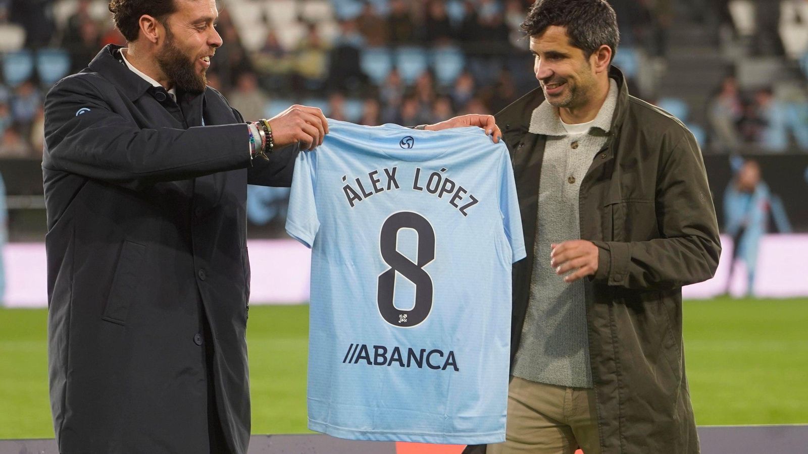 Sergio Álvarez le da la camiseta de homenaje a Álex López.