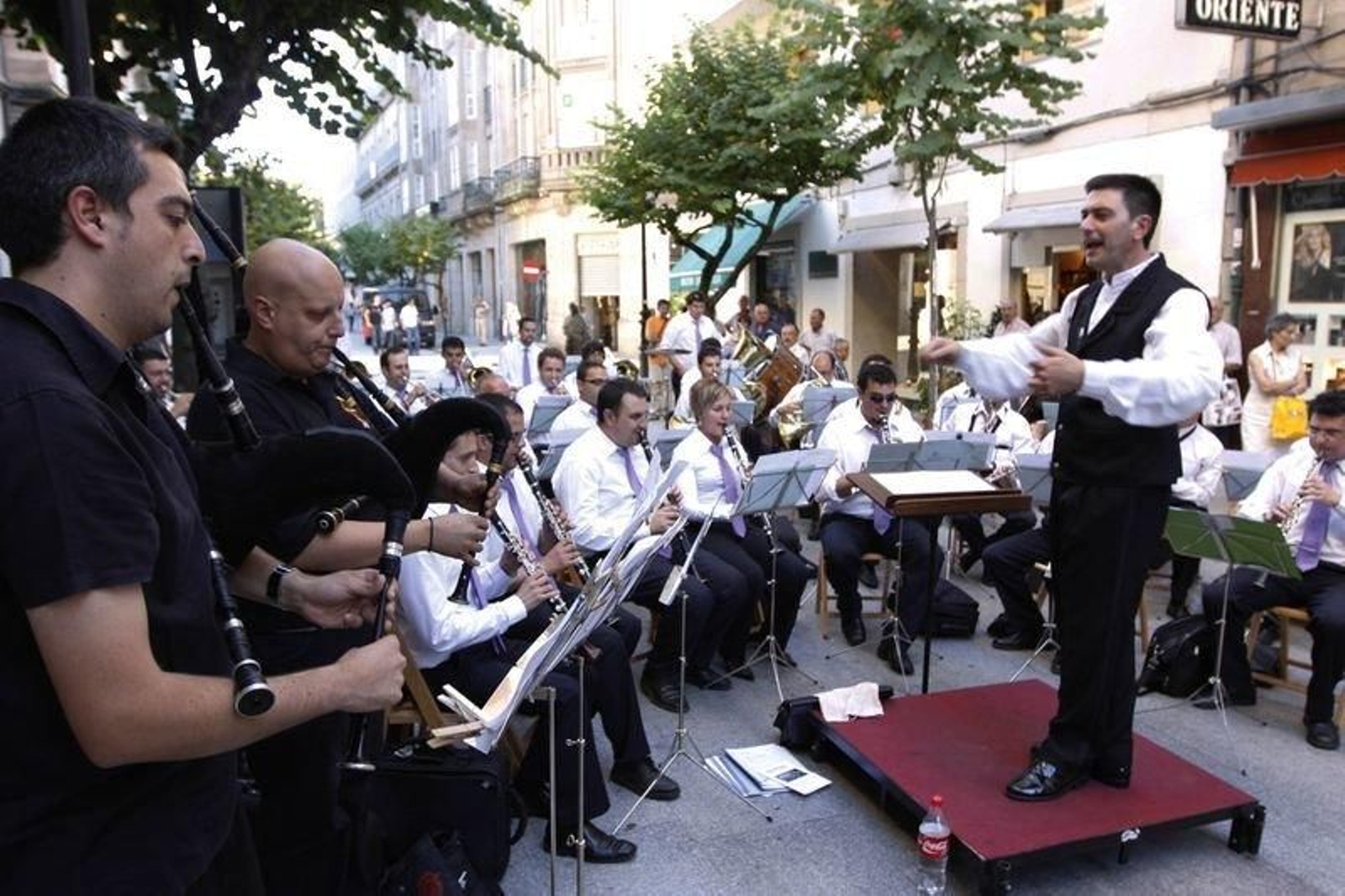 Uno de los conciertos ofrecidos por la Banda de Música en la rúa do Paseo.