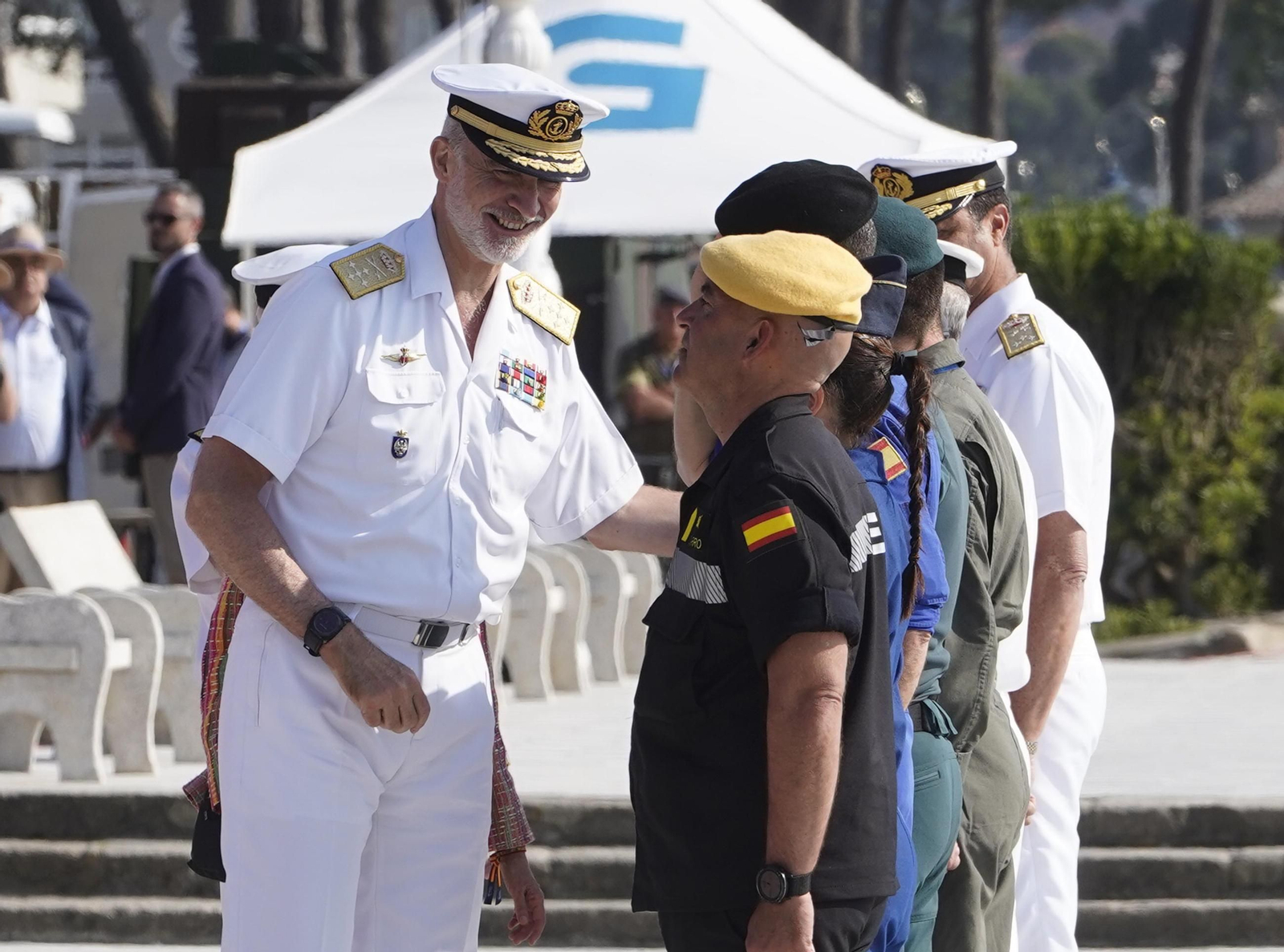 Galería | Felipe VI participa en la revista naval y presencia la exhibición de militares en Samil