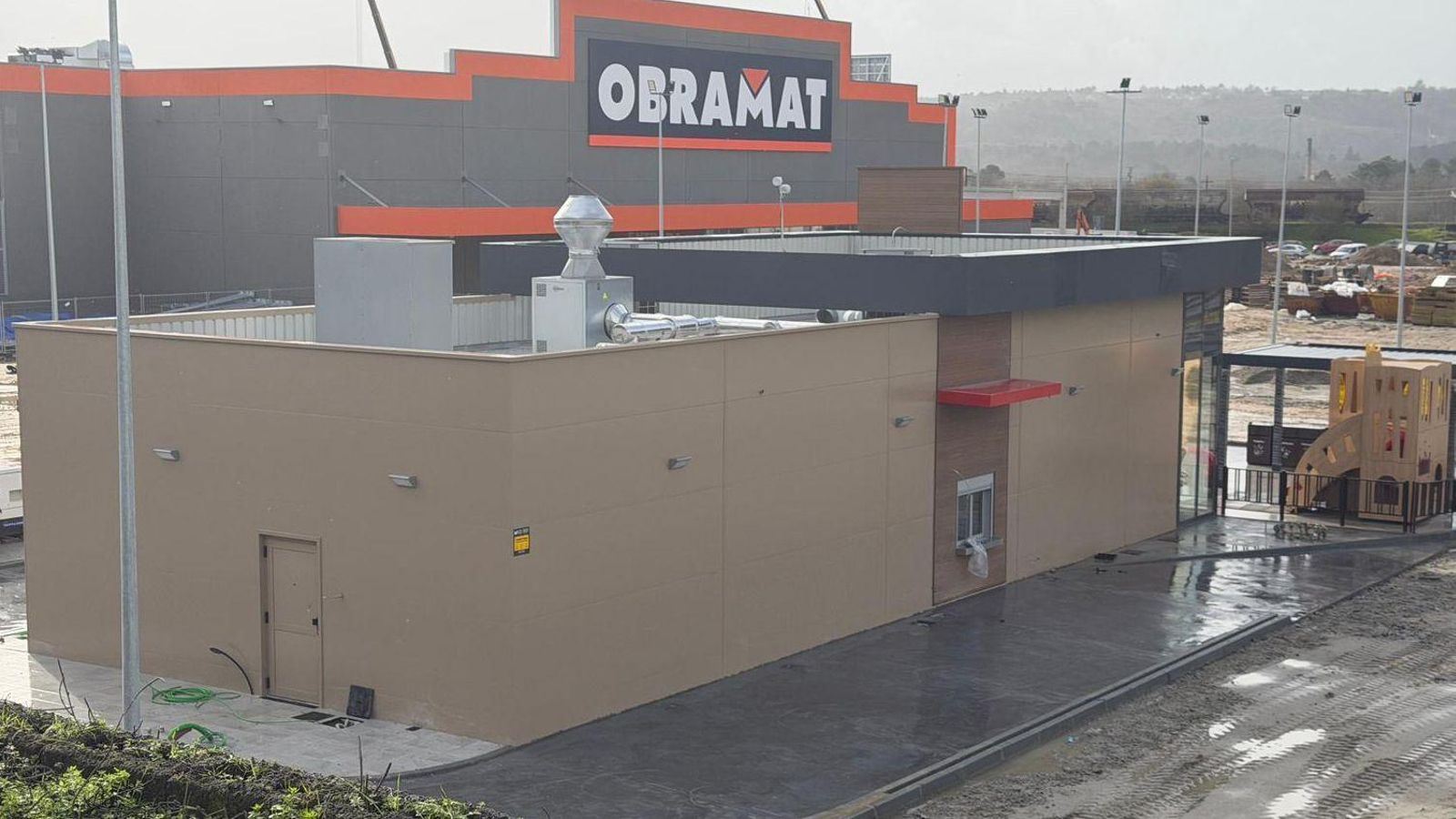 Imagen del Burguer King frente al Obramat