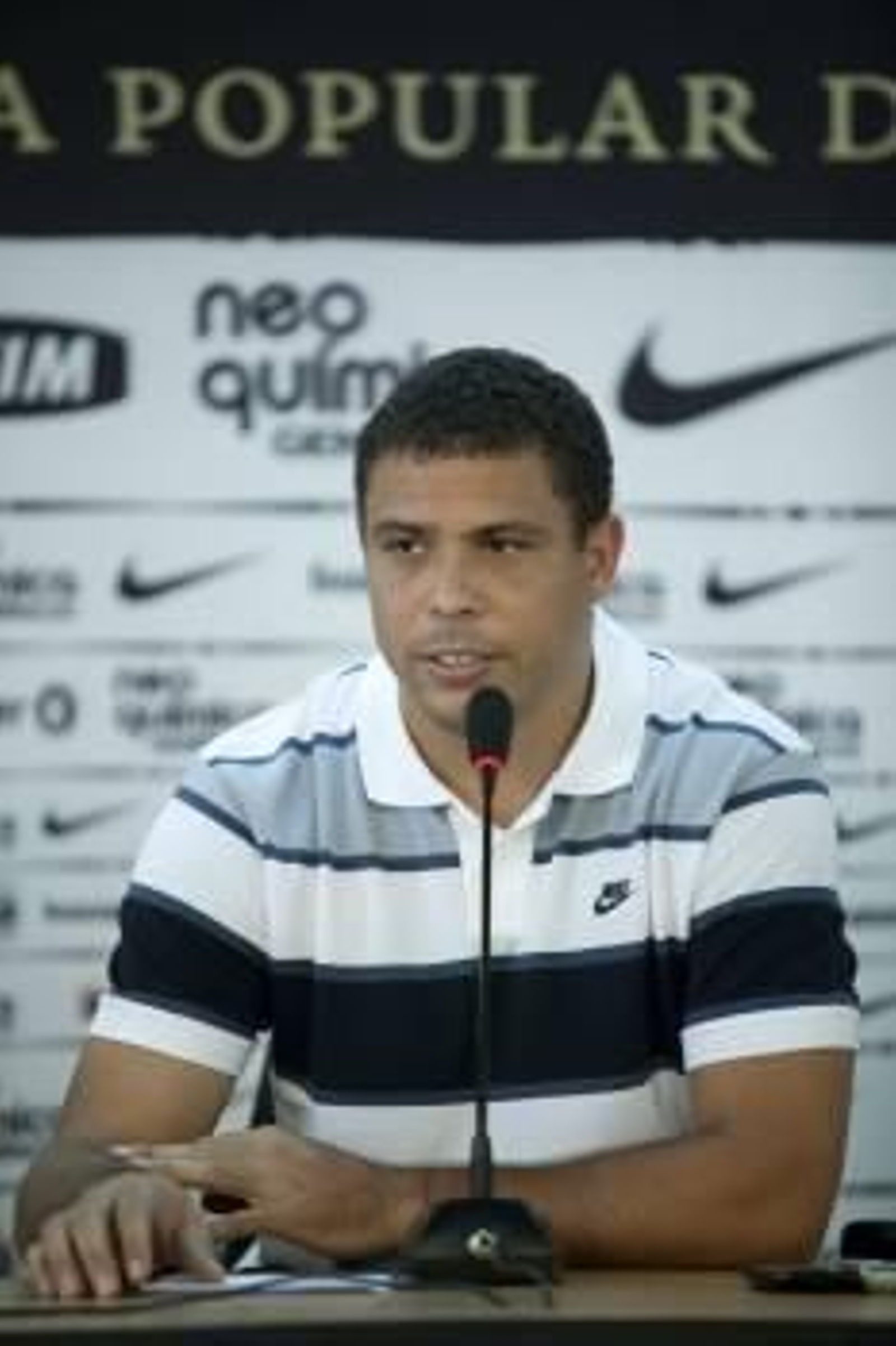 El jugador del Corinthians Ronaldo Nazario de Lima, máximo artillero en la historia de los mundiales, anuncia su retiro del fútbol.