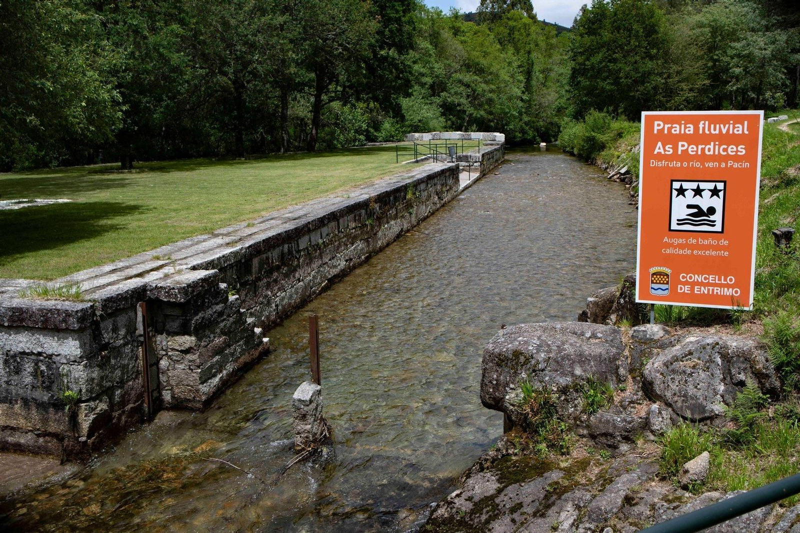 El área fluvial de Pacín donde también podrás poner los pies a remojo