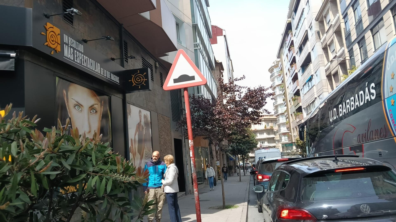 Galería | Obras, inicio de fin de semana y vuelta ciclista crean caos vial en Ourense