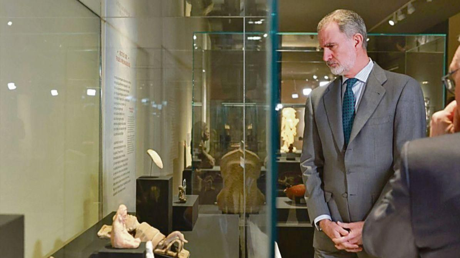 Felipe VI visita “La mitad del mundo. La mujer en el México indígena”.