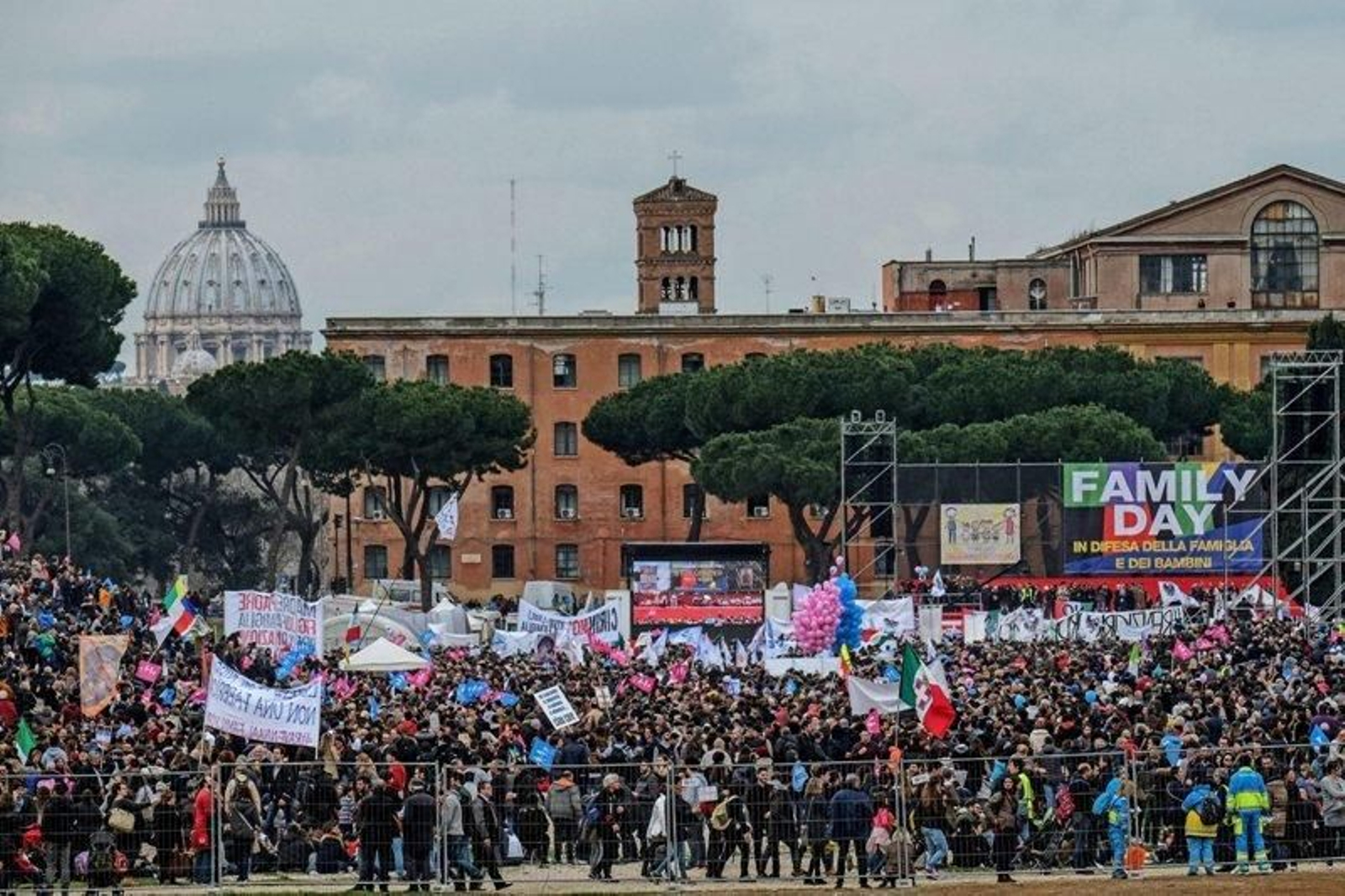 Miles de personas se movilizan en Roma por la familia y contra las ...