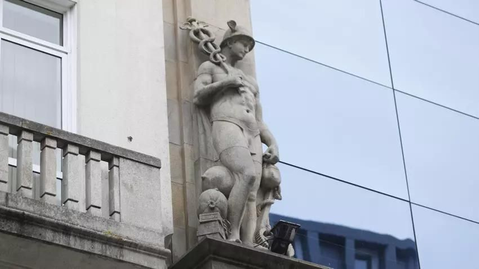 El dios Hermes, contemplando desde lo alto la calle Príncipe
