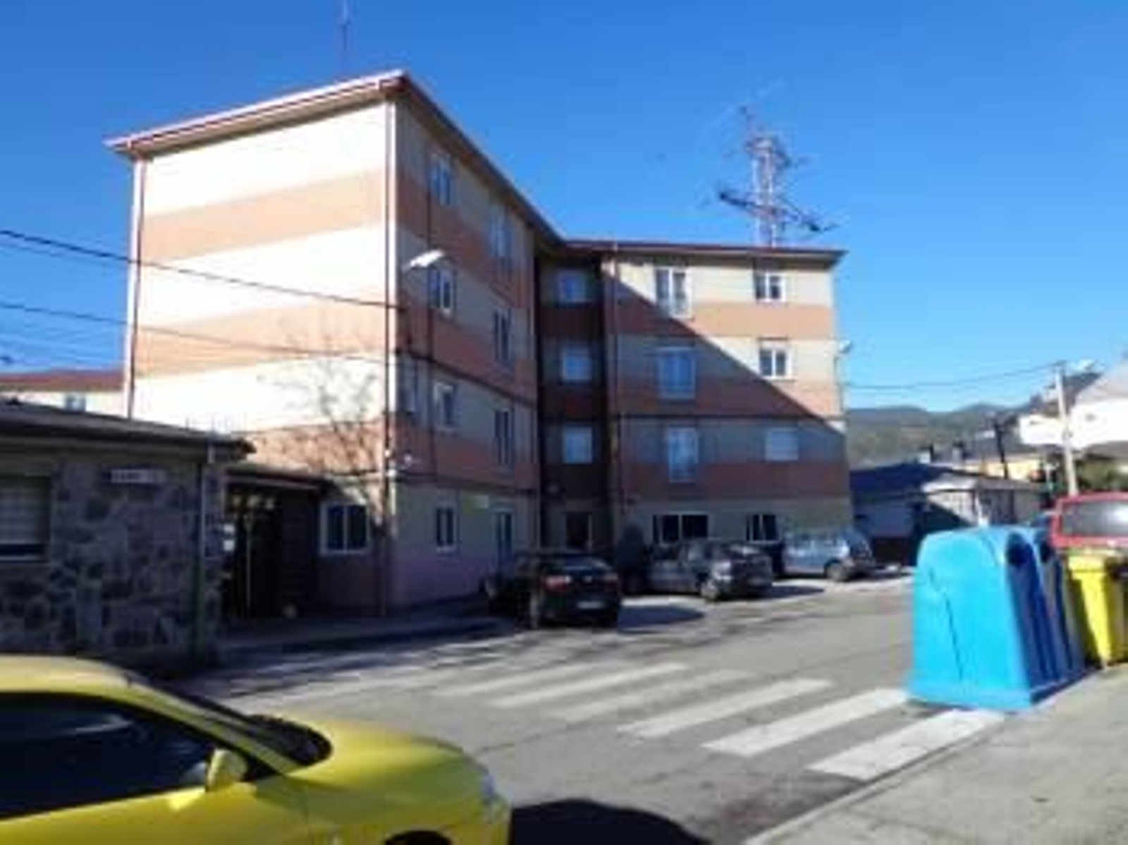 Fachada principal del cuartel de la Guardia Civil, en O Barco. (Foto: J.C.)