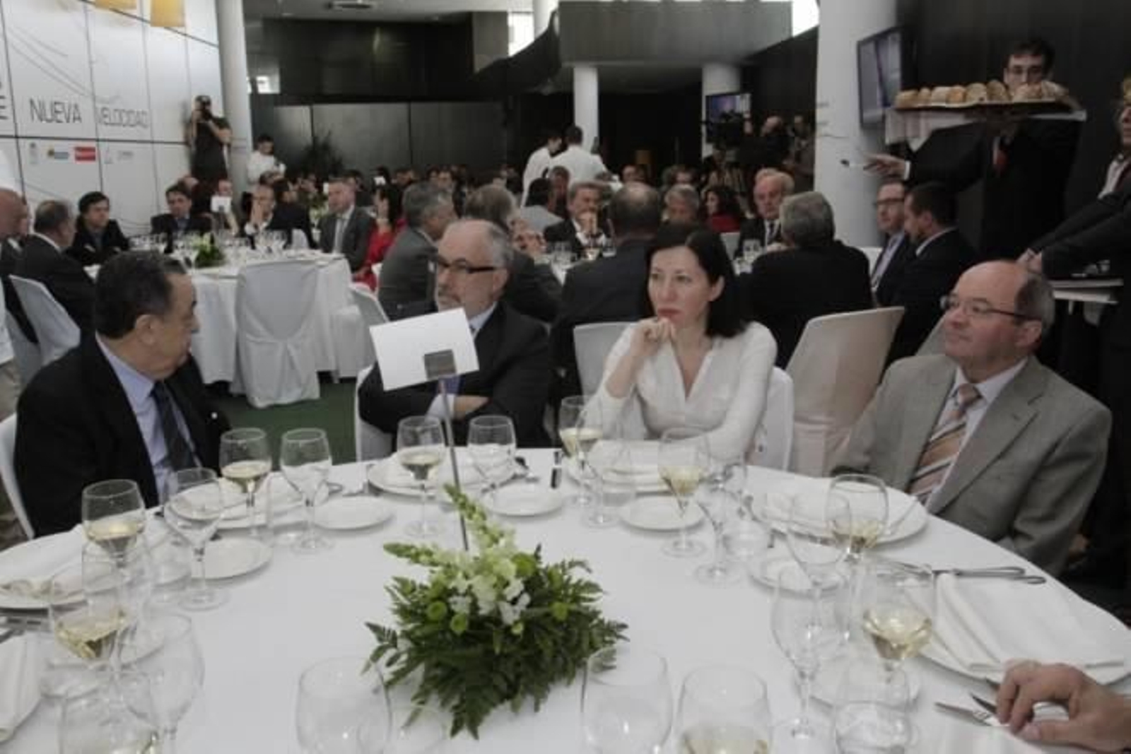 De izquierda a derecha, el abogado Emilio Atrio, el senador socialista Miguel Fidalgo, la concejala de Urbanismo Aurea Soto, y el presidente de la Confederación Hidrográfica Miño-Sil, Francisco Fernández Liñares. Al fondo, imagen general de la c