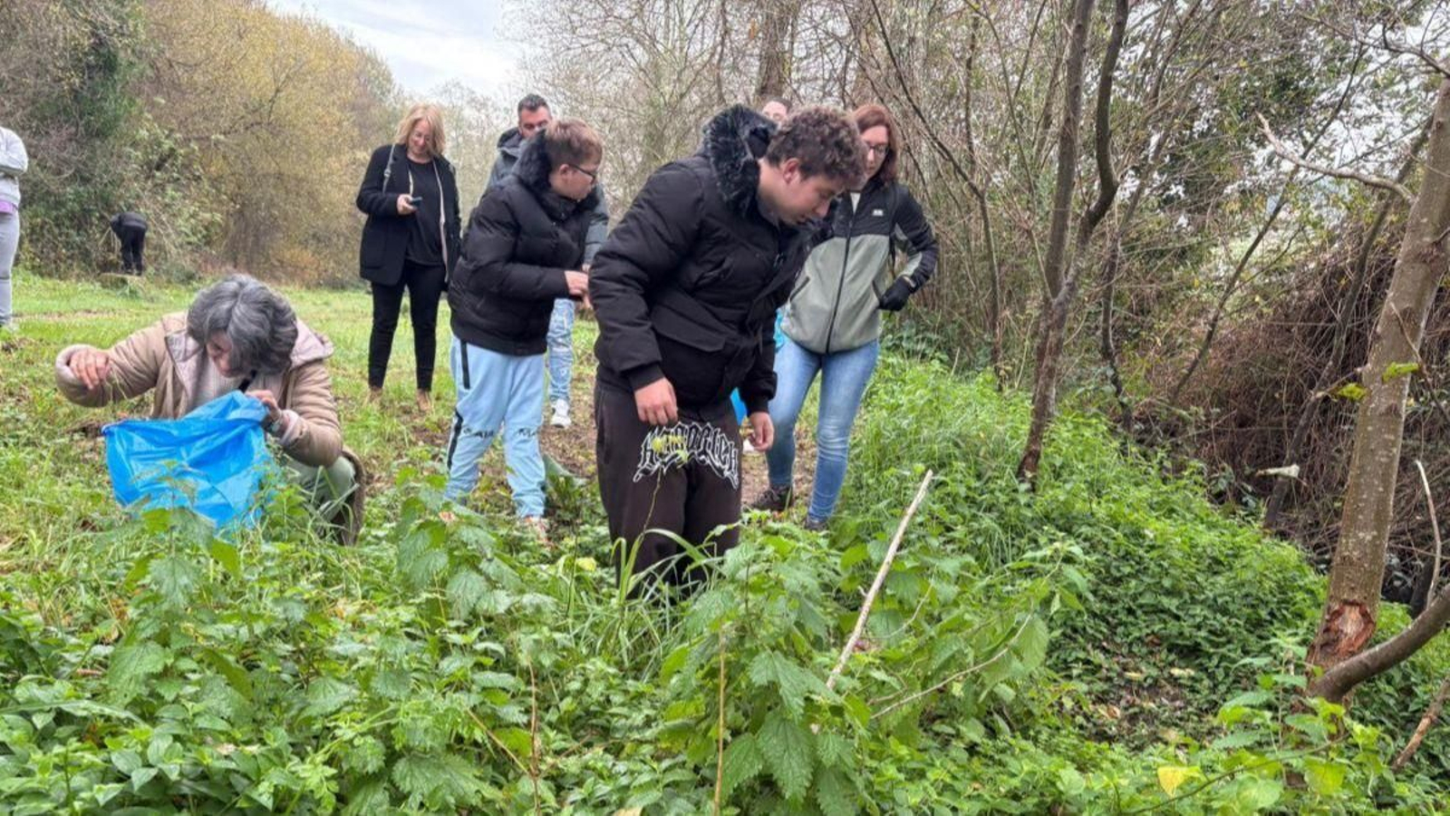 Los participantes recorrieron las riberas del río en busca de invasoras.