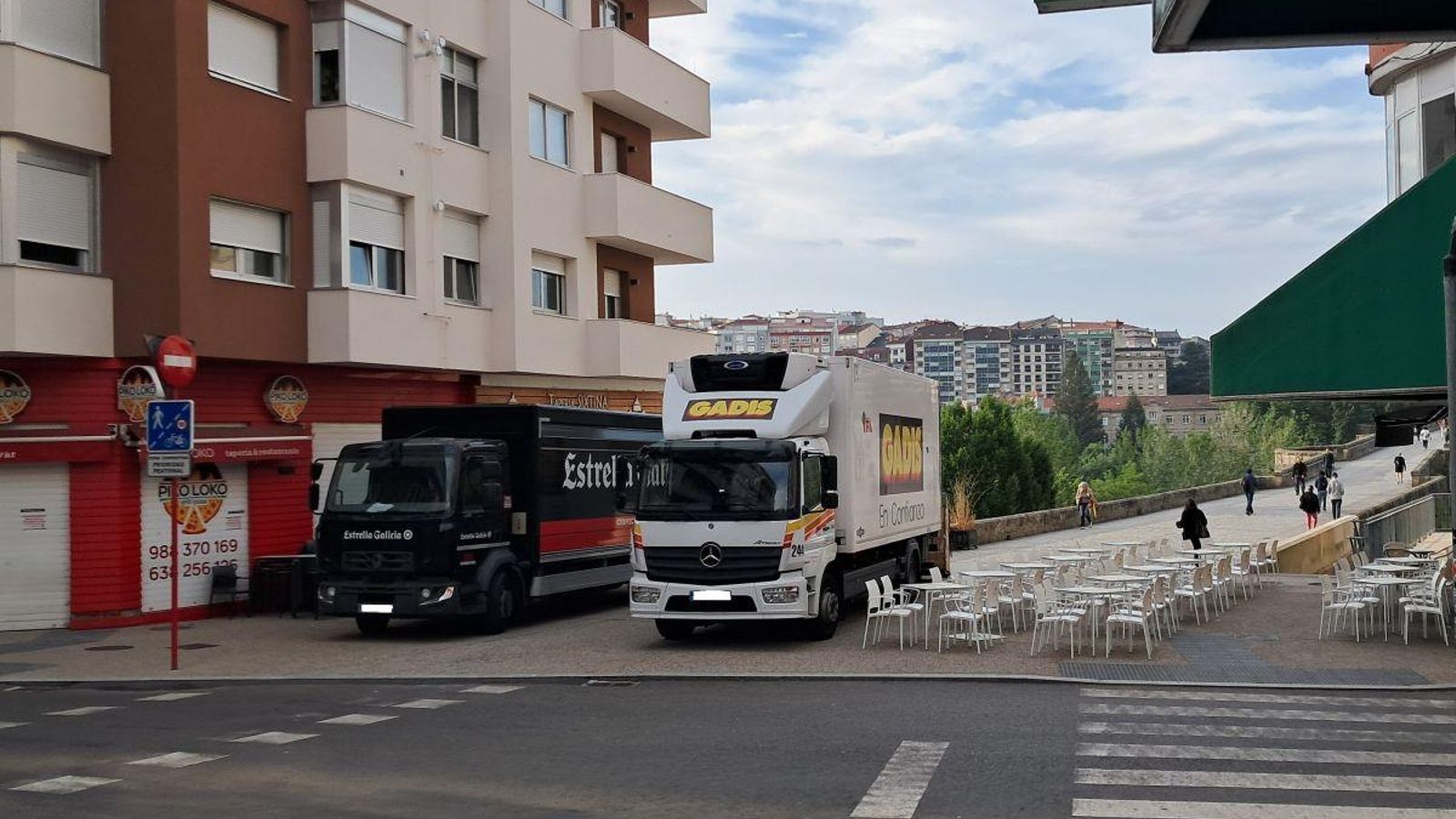 Dos camiones de reparto sobre el Puente Romano.