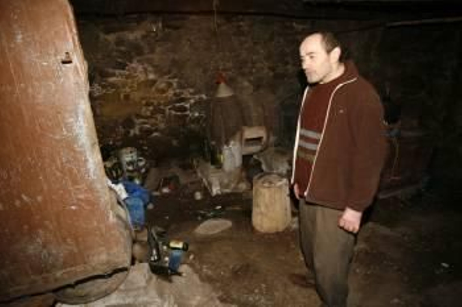 Carnero, ayer en la cuadra de su vivienda de Arxemil (Sober), donde dice que cometió el crimen. (Foto: TOÑO PARGA)