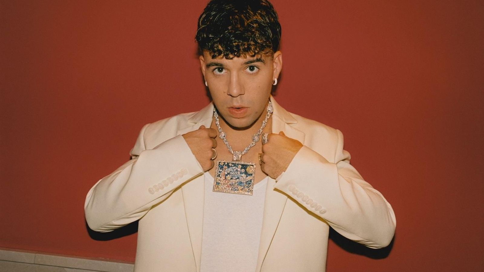 Quevedo, el cantante canario, se colocó en la lista de los 10 artistas más escuchados del mundo convirtiéndose en el único español tan arriba en el ranking.  en el segundo a nivel nacional, solo superado por el ya nombrado Bad Bunny. El canario acumula casi 30 millones de reproducciones mensuales, un número significativo en las estadísticas de posicionamiento de la plataforma.