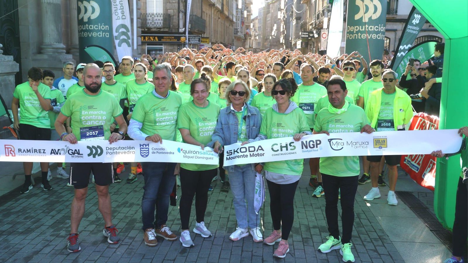 Corte institucional de la cinta de la séptima carrera contra el cáncer en Pontevedra.