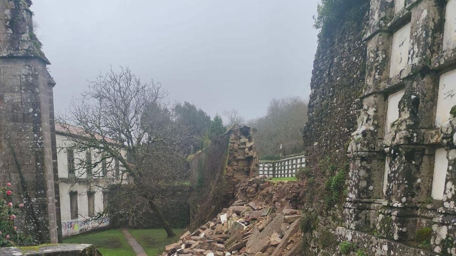 Parte del muro derrumbado en el antigui cementerio de Bonaval.