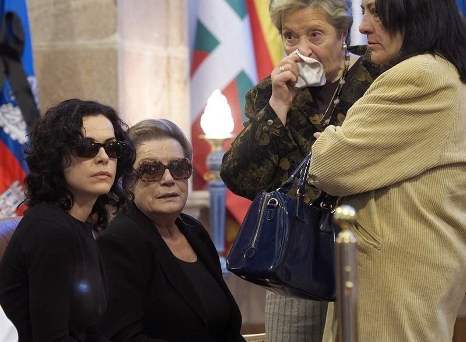 La hija y la viuda en la capilla ardiente, instalada en el salón de plenos del palacio provincial, del expresidente de la Diputación de Lugo Francisco Cacharro Pardo.
