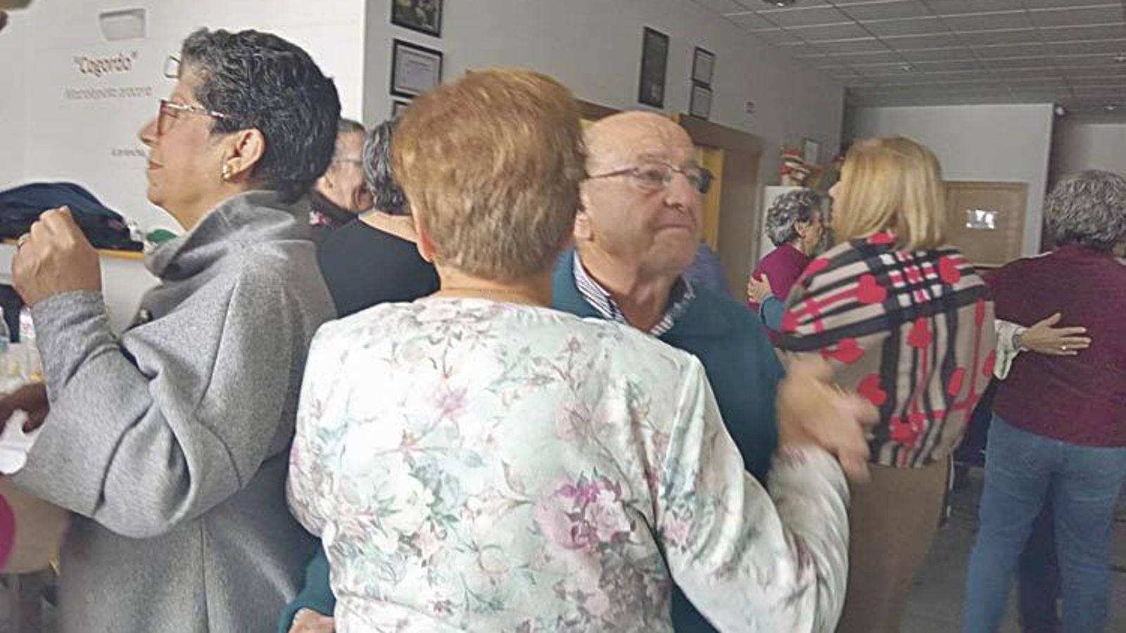 Asistentes bailando durante el evento.