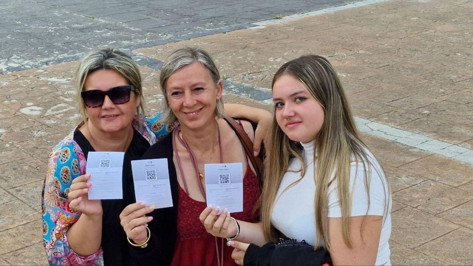 Cientos de fans hicieron cola en la Praza do Rei para hacerse con las entradas. Mari, Alicia y Puri fueron las primeras tras una espera de cuatro horas hasta la apertura de la taquilla.