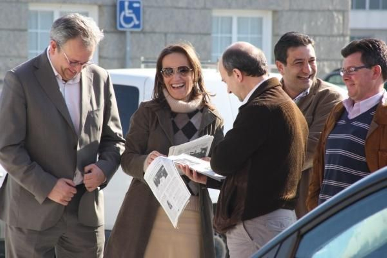 Táboas, ayer riéndose con la prensa antes de un acto en Bouzas.  Foto: J.V. Landín