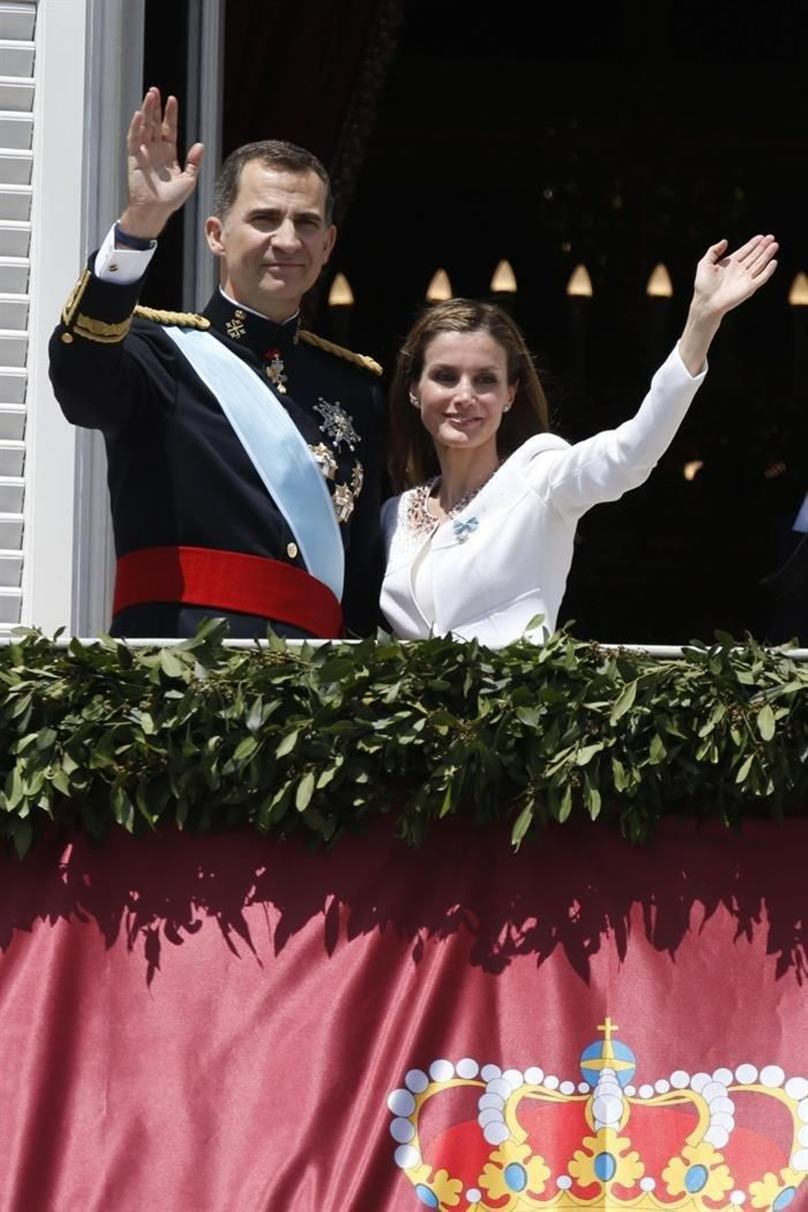 El Rey Felipe VI junto a la Reina Letizia ha salido al balcón central del Palacio Real