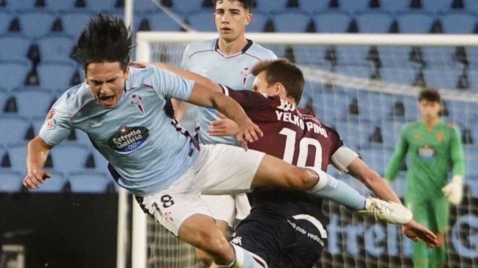 Joel López, que volvió tras su lesión, es derribado en falta -y amarilla- por el vigués Yelko Pino.