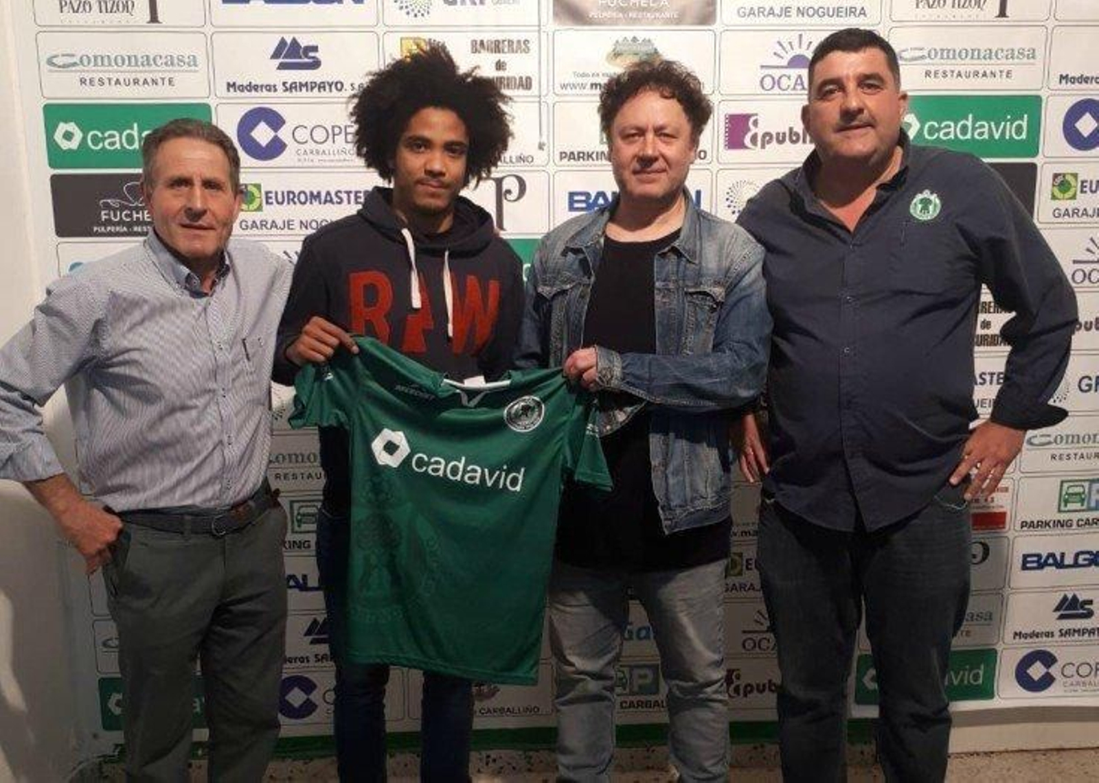 El delantero David Mitogo, con la camiseta del Arenteiro junto a tres directivos del club.